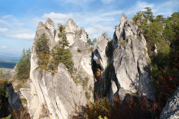 Janela de montanha em Sulovske Skaly rockies na Eslováquia — Fotografia de Stock