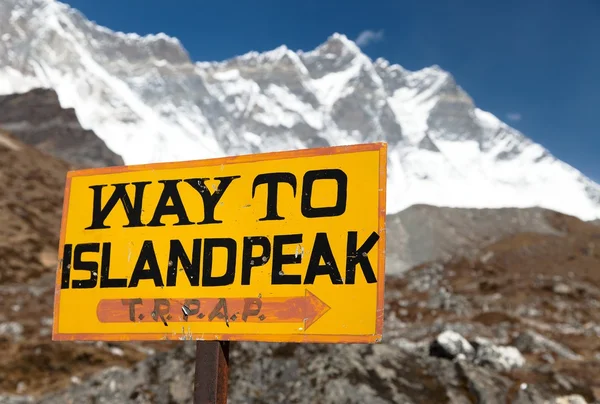 Signpost way to Island peak under Lhotse peak — Stock Photo, Image