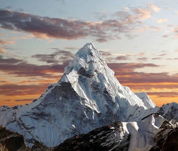 Ama dablam a módja annak, hogy az everest base camp — Stock Fotó