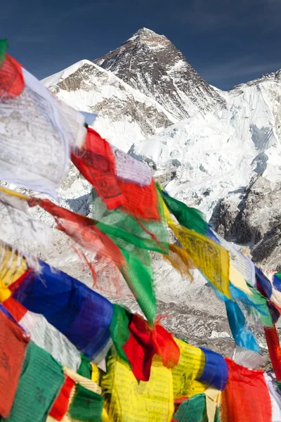 Vista del Monte Everest con banderas de oración budistas — Foto de Stock