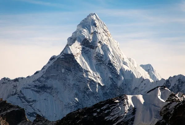 Vue de soirée du Mont everest depuis le kala patthar avec beaux nuages-trek au camp de base everest - Népal — Zdjęcie stockowe