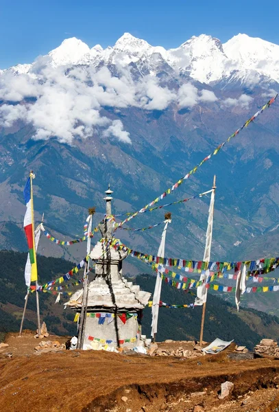 Ganesh Himal con stupa e bandiere di preghiera - Nepal — Foto Stock