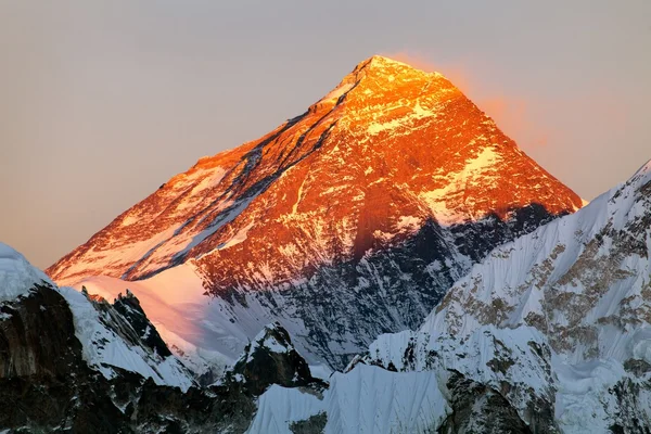 Večerní pohled z Mount Everestu z údolí gokyo — Stock fotografie