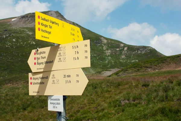Signpost of hiking trails in the Alp — Stock Photo, Image