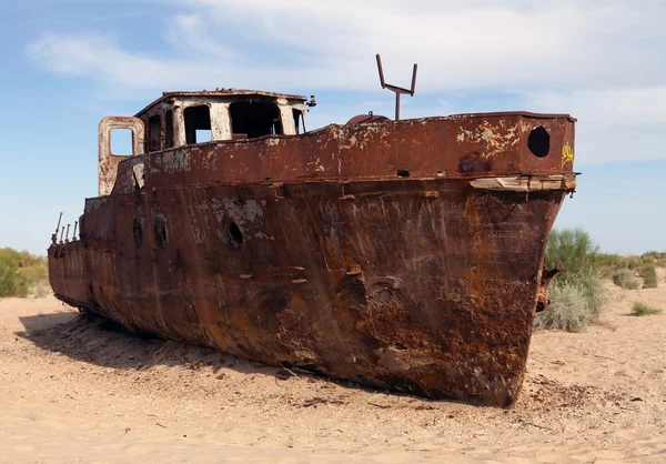 Barcos en el desierto alrededor de Moynaq - Mar de Aral — Foto de Stock