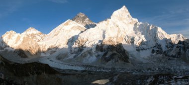 Everest dağının panoramik akşam görünümünden kala patthar