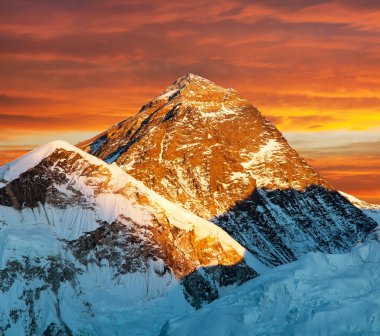 Everest'in görünümünden kala patthar akşamlar