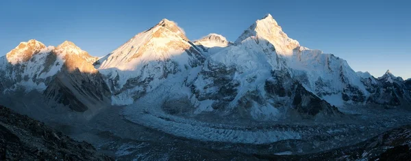 Panoramic view of Mount Everest, Lhotse and Nuptse — Stock Photo, Image