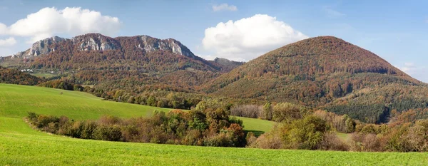 Vrsatec y Vrsatecke Podhradie aldea - Eslovaquia —  Fotos de Stock