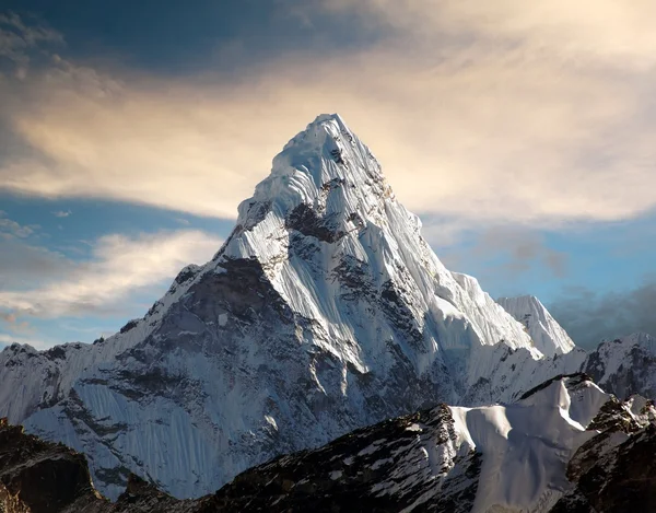 Ama dablam auf dem Weg zum ewigsten Basislager — Stockfoto