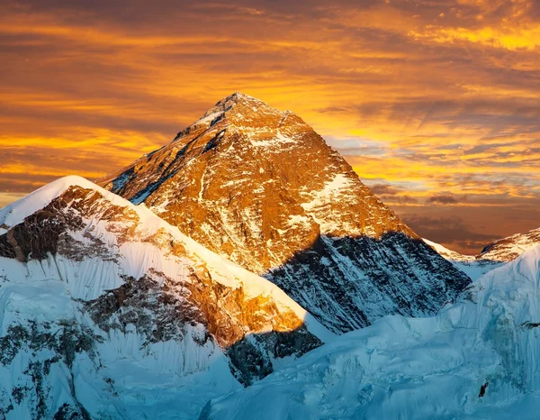 Kväll syn på mount everest från kala patthar — Stockfoto