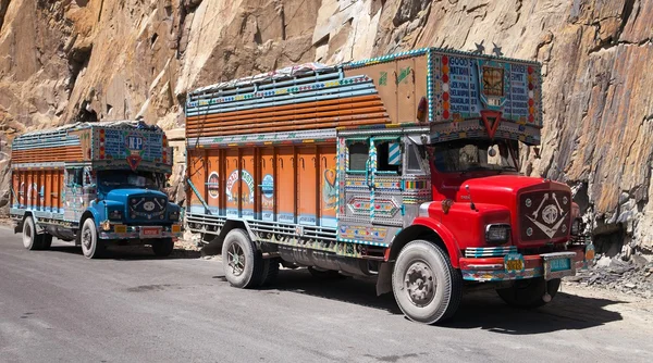 Caminhões coloridos marca TATA no Himalaia indiano — Fotografia de Stock