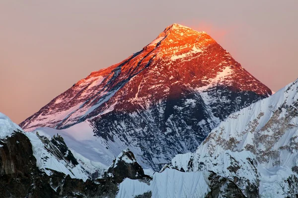 Vista serale del Monte Everest dalla valle del gokyo — Foto Stock