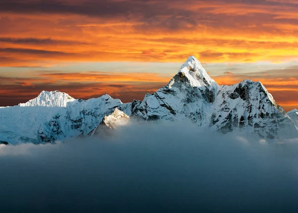 Vista nocturna de Ama Dablam —  Fotos de Stock