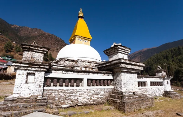 Stupa und Gebetsmühlen im Dorf Junbesi — Stockfoto