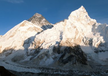Everest dağının panoramik akşam görünümünden kala patthar