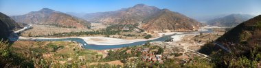 Nepal Himalayalar nehirde Tamakoshi Nadi