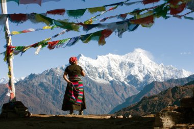 Nepal kadın ve Langtang tepe