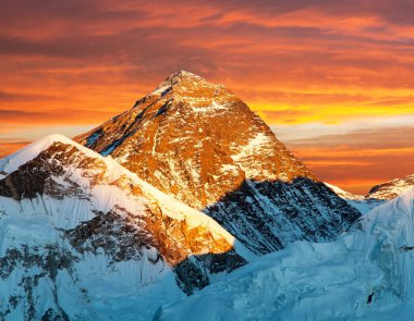 Everest'in görünümünden kala patthar akşamlar