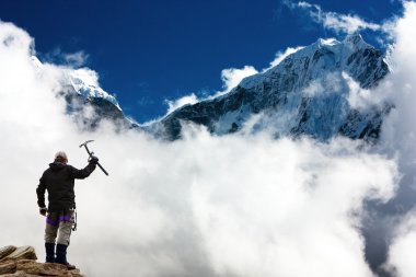 buz baltası el ve dağlar adamla silüeti