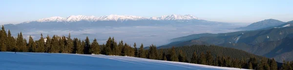 Winterse panorama van hoge Tartas bergen — Stockfoto