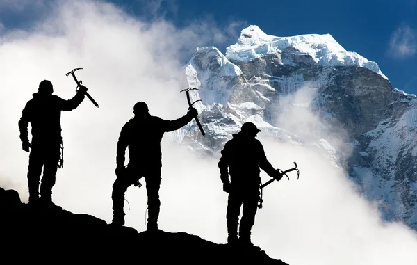 Buz baltası el ve dağlar erkeklerle silüeti