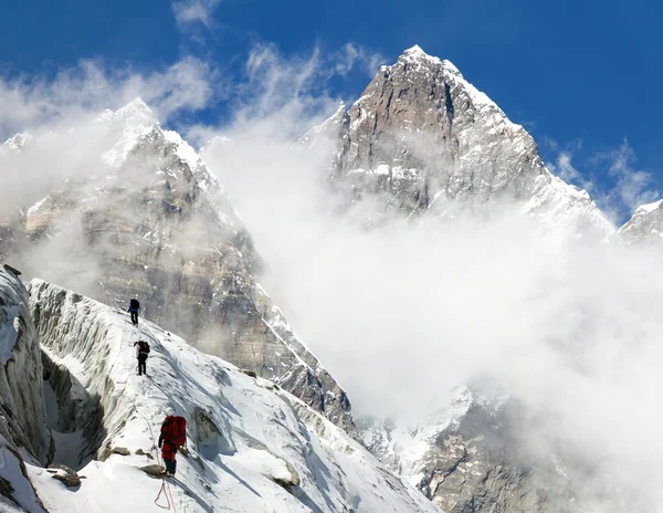 Group of climbers on mountains montage to mount Lhotse — Stock Photo, Image