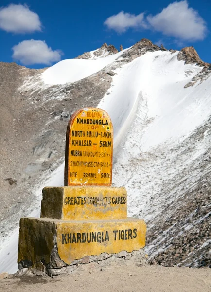 Khardung la - a legmagasabb közúti gépjármű aszfalt át — Stock Fotó