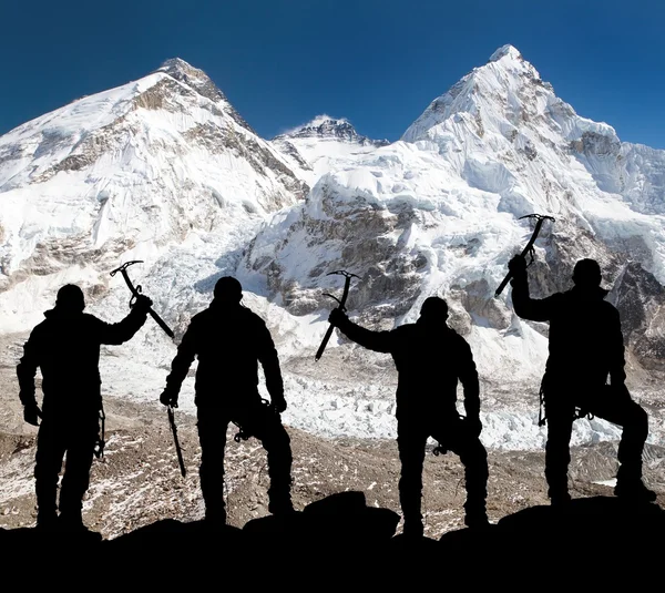 Silhueta de homens com machado de gelo na mão, Monte Everest — Fotografia de Stock