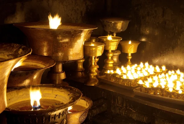 Detalle de las velas encendidas en el monasterio budista — Foto de Stock