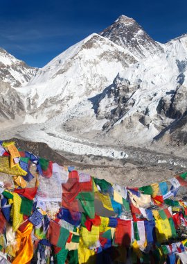 Budist dua bayrakları ile dağ herhangi bir zamanda ve görmek