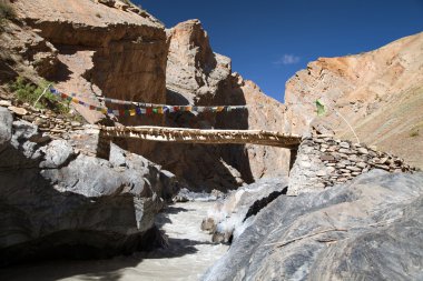 Kanyon bridge ile - Zanskar trek - Ladakh göster