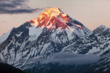 mount dhaulagiri - nepal'ın panoramik manzarasını akşam 