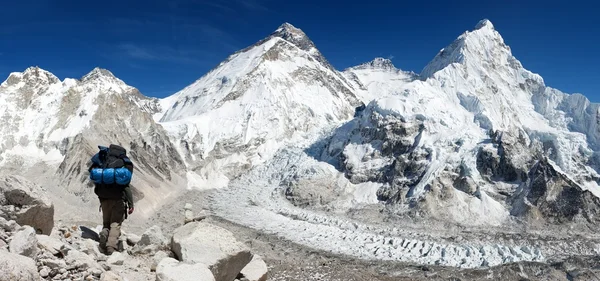 Everest do acampamento base Pumo Ri com turista — Fotografia de Stock