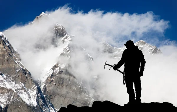 Mount Lhotse och silhuetten av mannen wirh isyxa — Stockfoto