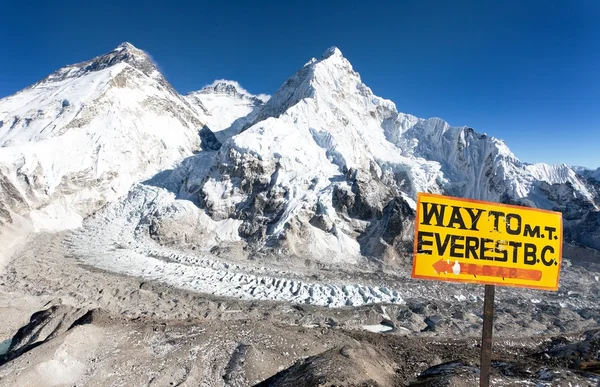 Signpost väg till bestiga everest BC och Mount Everest — Stockfoto