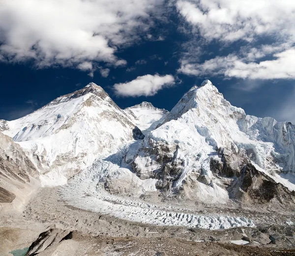 Mount everest, lhotse a nuptse od pumo ri základního tábora — Stock fotografie