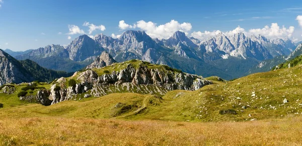 Vista a partir karnische alpen ou alpi carniche a alpi dolomiti - montagem siera, creta forata e mont cimon - Itália — Stock fotografie