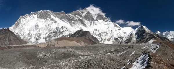 Panorámás kilátás nyílik a mount Lhotse és az Island Peak — Stock Fotó