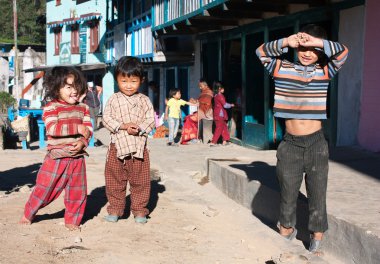 Shivalaya köyü yakınlarında Jiri Bazar çocuklarda