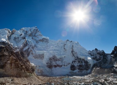 Sabah güneşi Nuptse yukarıda