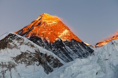 Everest'in Kala Patthat dan akşam manzarası
