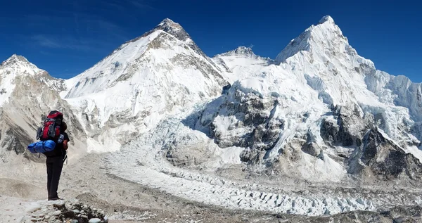 Everest do acampamento base Pumo Ri com turista — Fotografia de Stock