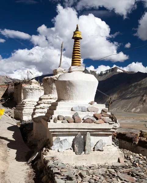 Stupas con hermosas nubes en Karsha gompa —  Fotos de Stock