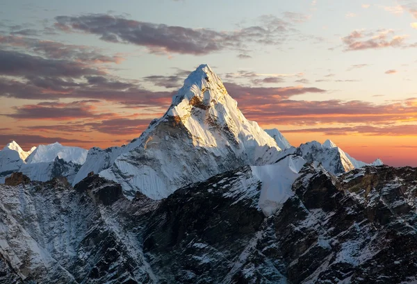 Ama dablam everest ana kampı giderken