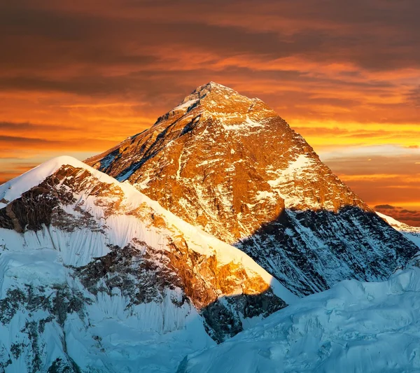 Kväll syn på mount everest från kala patthar — Stockfoto