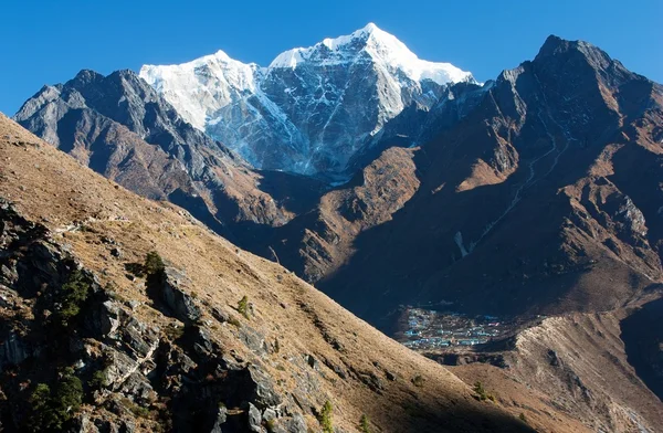 Uitzicht op Portse dorp, mount cholatse en Tabuche piek — Stockfoto