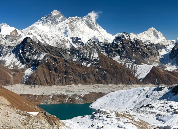Vy över Everest, Lhotse, Makalu och Gokyo sjö — Stockfoto