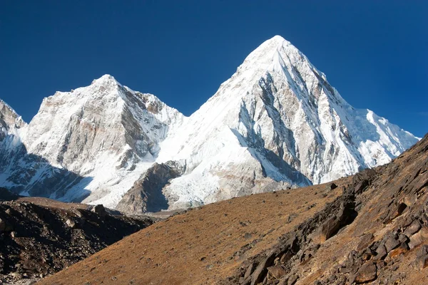 Utsikt över mount Pumo Ri nära Gorak Shep village — Stockfoto