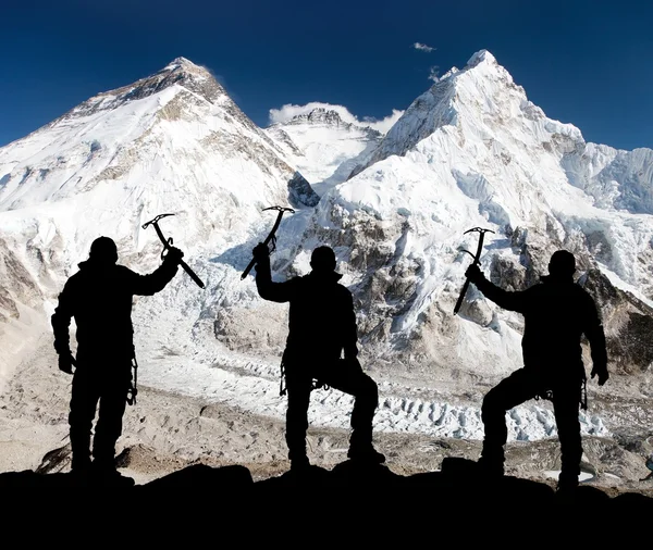 Silueta de hombres con hacha de hielo en la mano, Monte Everest —  Fotos de Stock